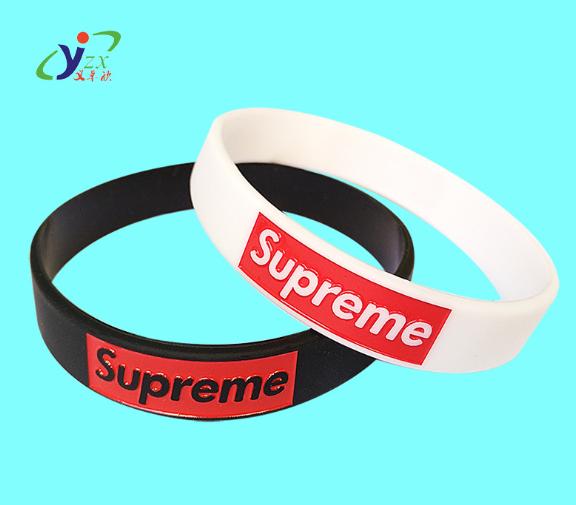 Vòng tay nam nữ cao su supreme cá tính