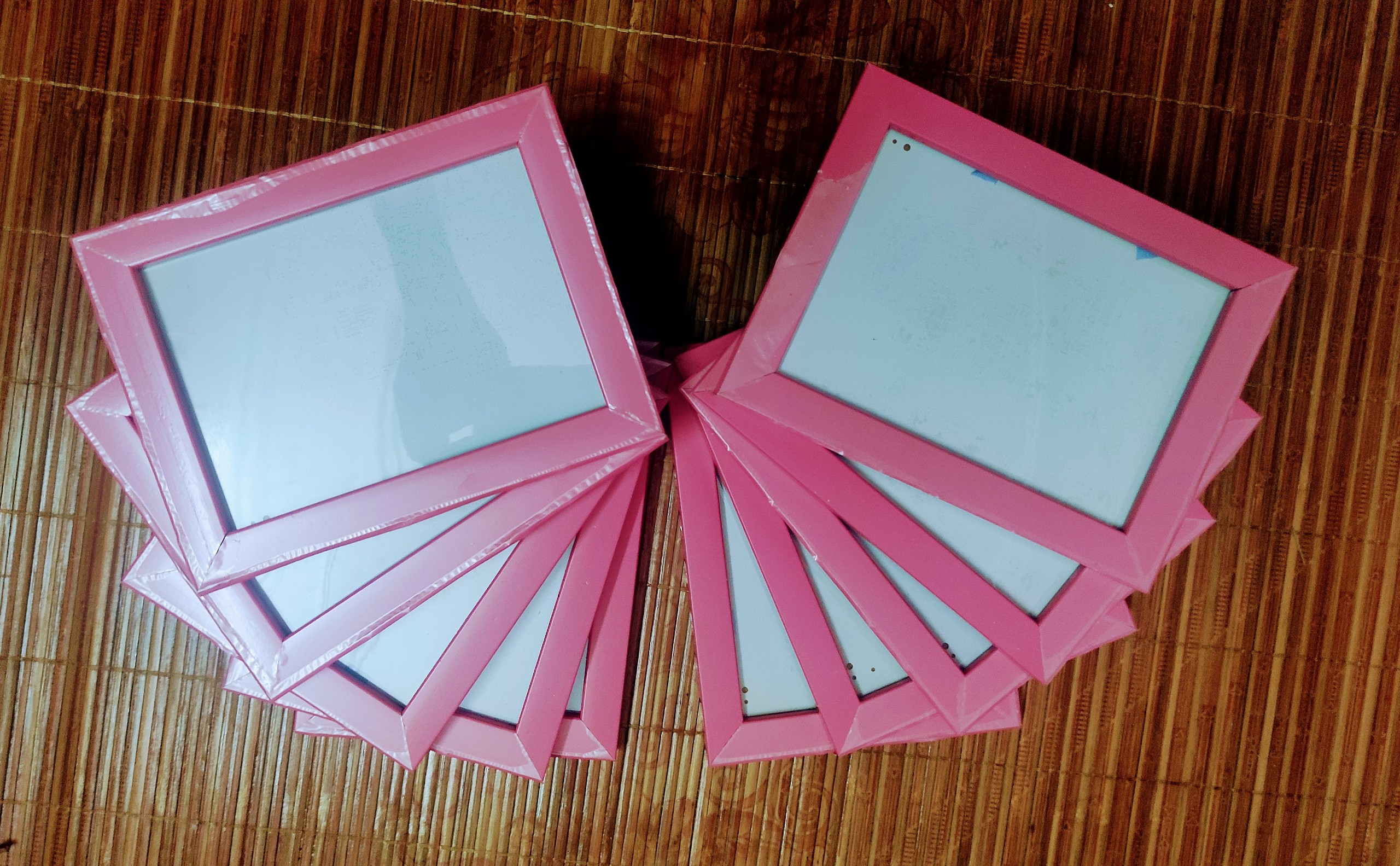 Combo 10 chiếc khung ảnh treo tường kích thước 13x18cm, mặt khung bằng mica, tặng kèm đinh móc treo.