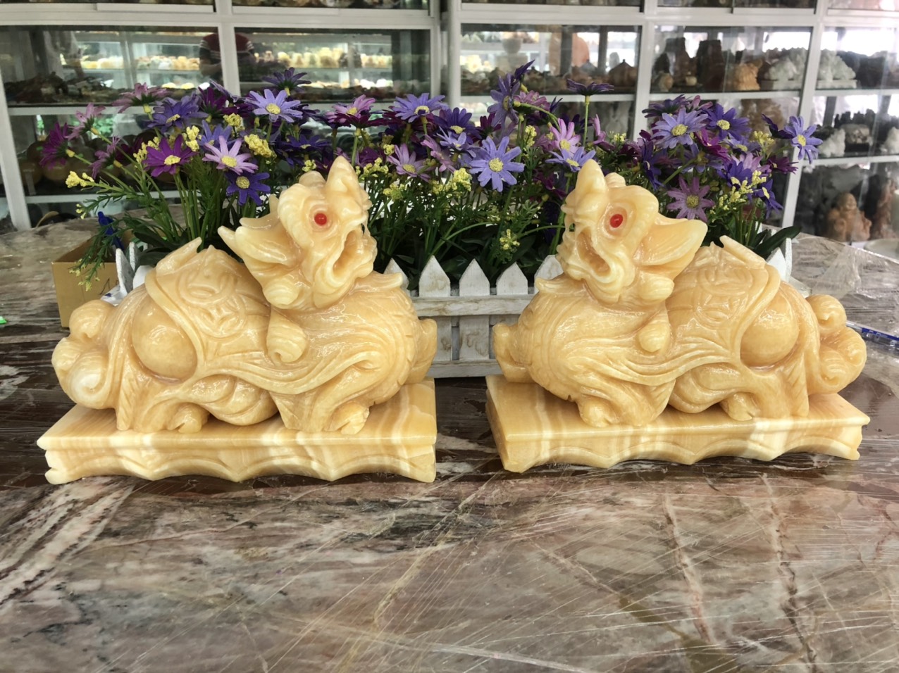 Cặp Tỳ Hưu phong thủy cẩn mắt đỏ đá ngọc hoàng long có đế - Dài 20 cm