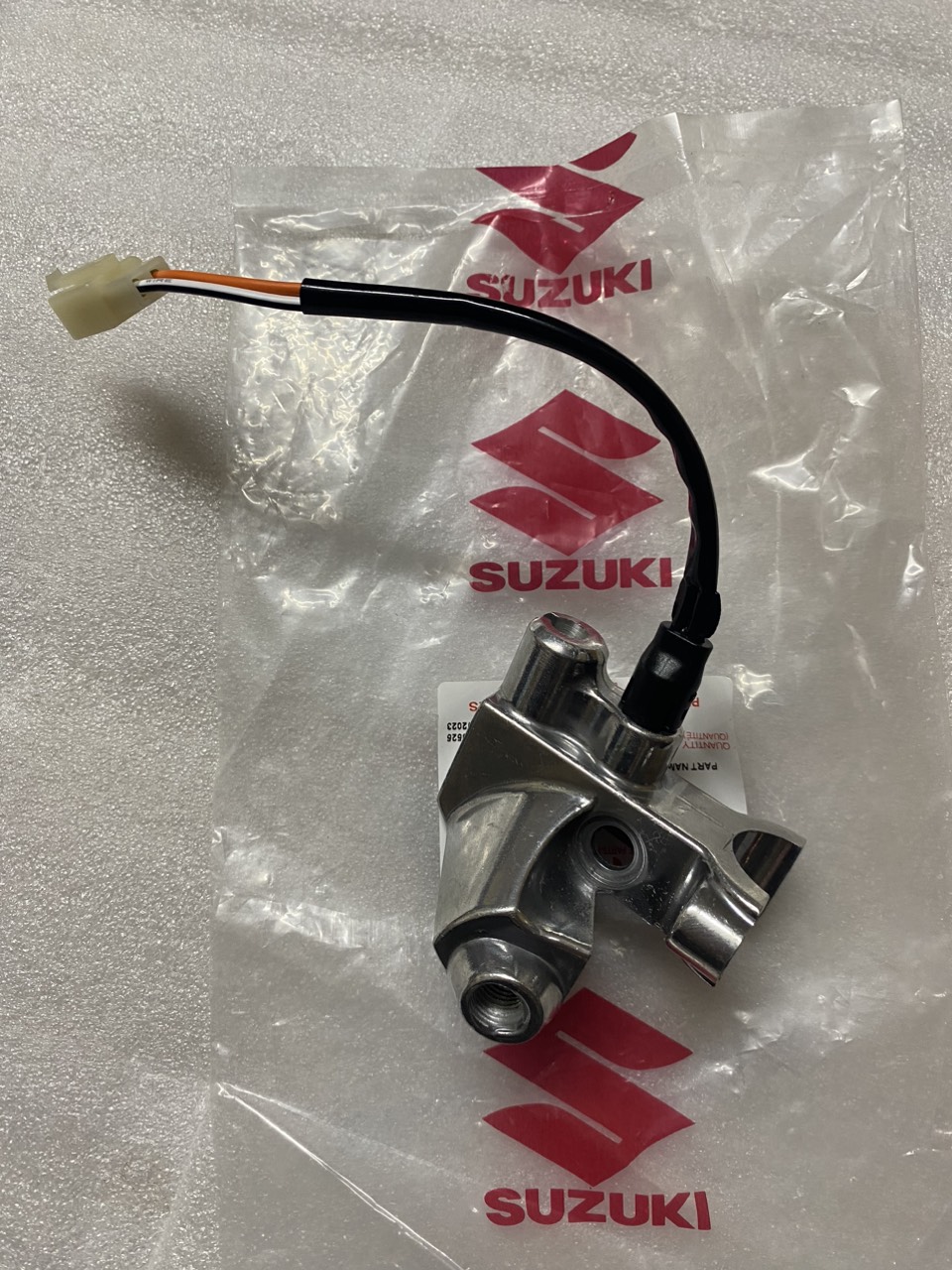 Cùm bắt chân kính tay côn axelo 125 suzuki