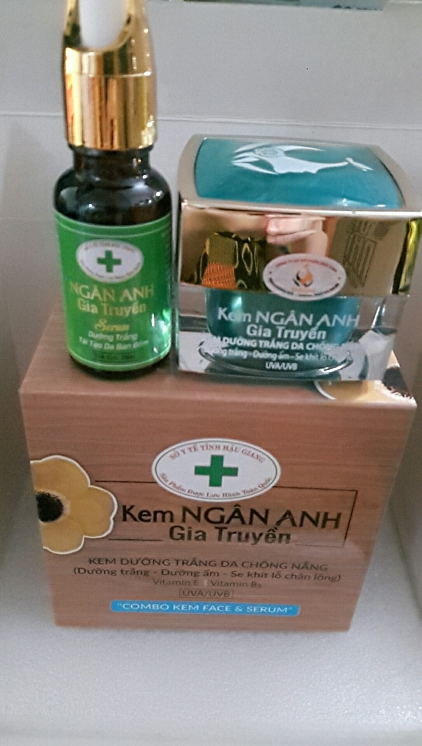 KEM NGÂN ANH GIA TRUYỀN DƯỠNG TRẮNG CHỐNG NẮNG TẶNG SERUM