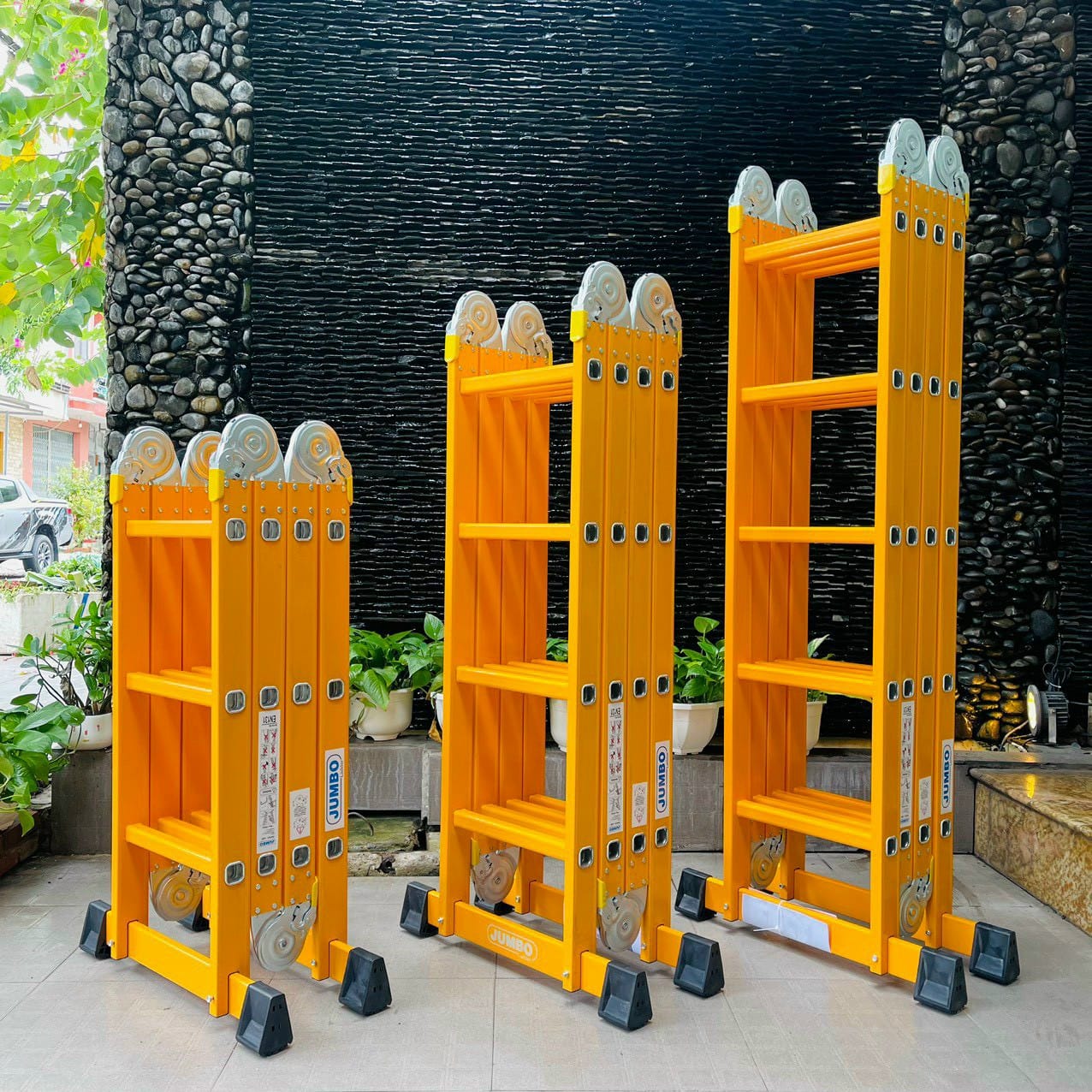 Thang nhôm gấp 4 đoạn Chữ A 2,9m, duỗi thẳng 5,8m JUMBO B305 - khi xếp chữ U ngược: 1.5m Chất liệu: Nhôm,được sơn tĩnh điện màu vàng. Tiêu chuẩn châu âu EN131, EN14183, CE.