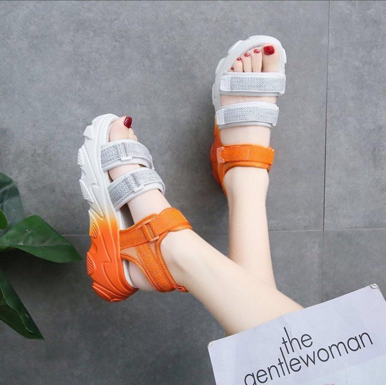 Sandal nữ 3 quai ngang Hoa Cúc có 2 màu trắng phối đen, cam chất liệu dây dù cao cấp, đế bằng kiểu đế bánh mì mềm, nhẹ, êm chân, phong cách Hàn Quốc, thích hợp sử dụng đi học, đi chơi, là mẫu dép quai hậu hot 2020