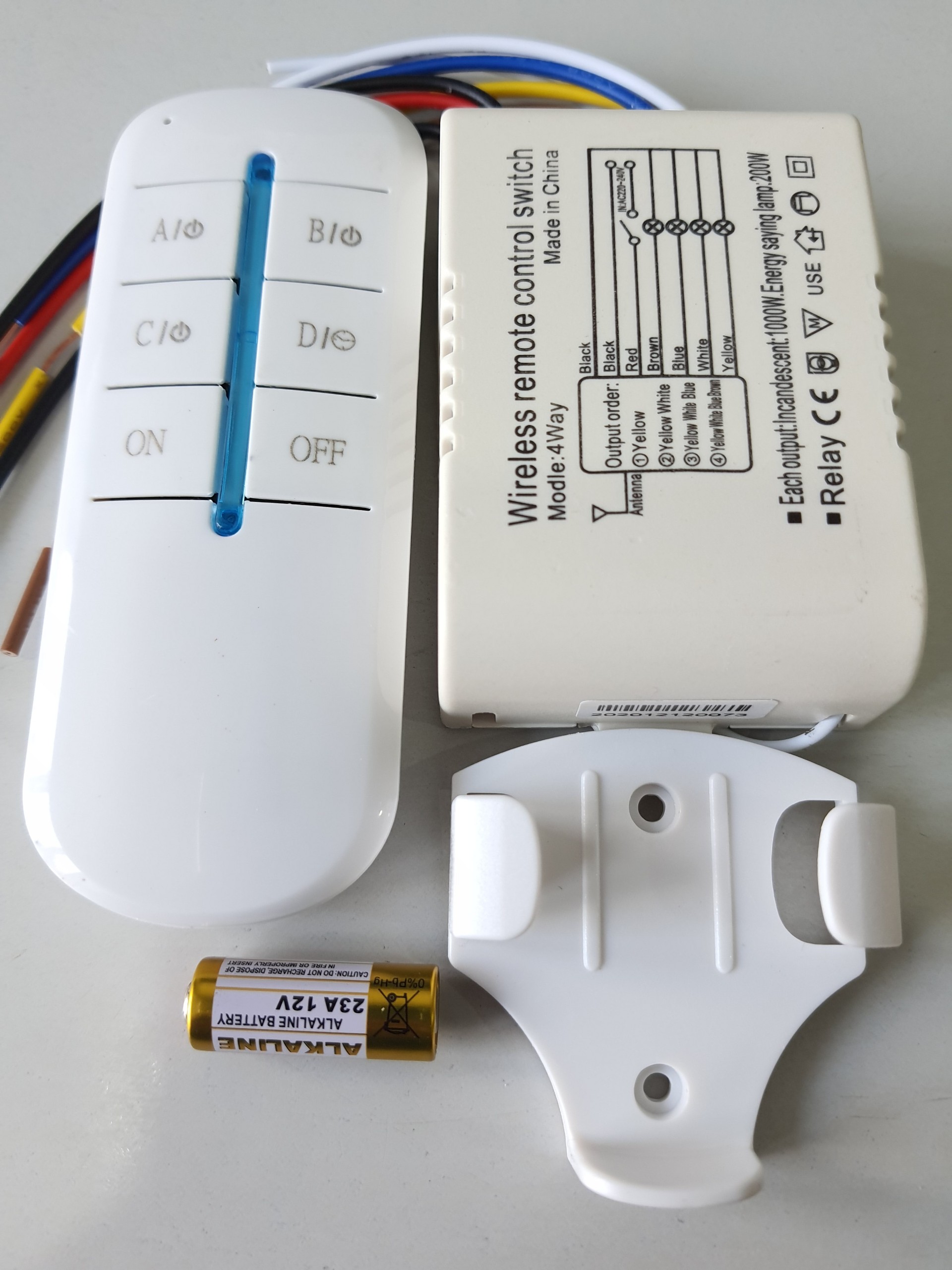 Công tắc điều khiển từ xa không dây 4 kênh 800W LOẠI TỐT sóng RF 315Mhz xuyên tường rf 4 cổng tặng đế treo điều khiển và pin