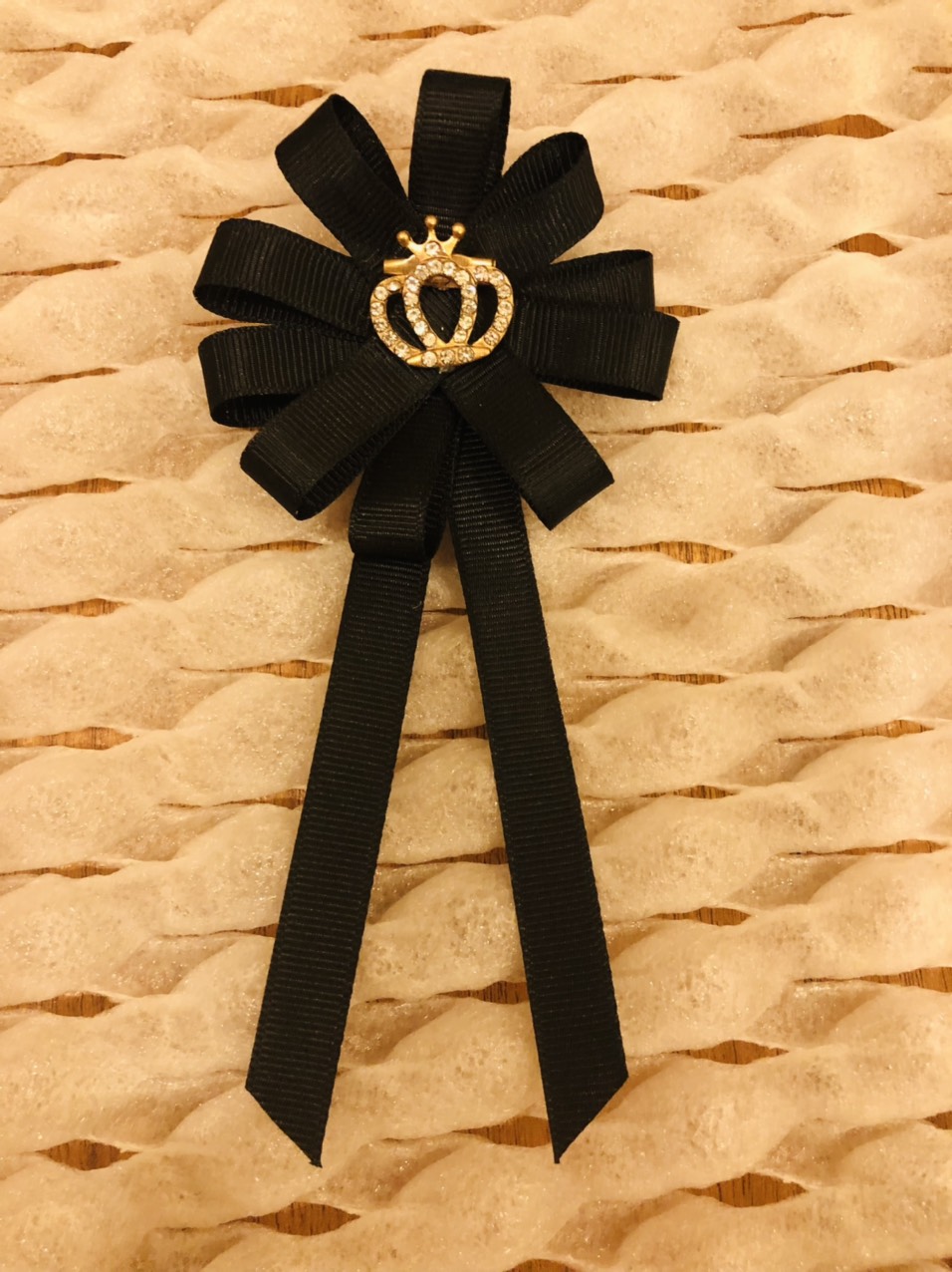 Cài áo tròn đính đá. chu vi 3cm dài 14 cm. có 2 kiểu