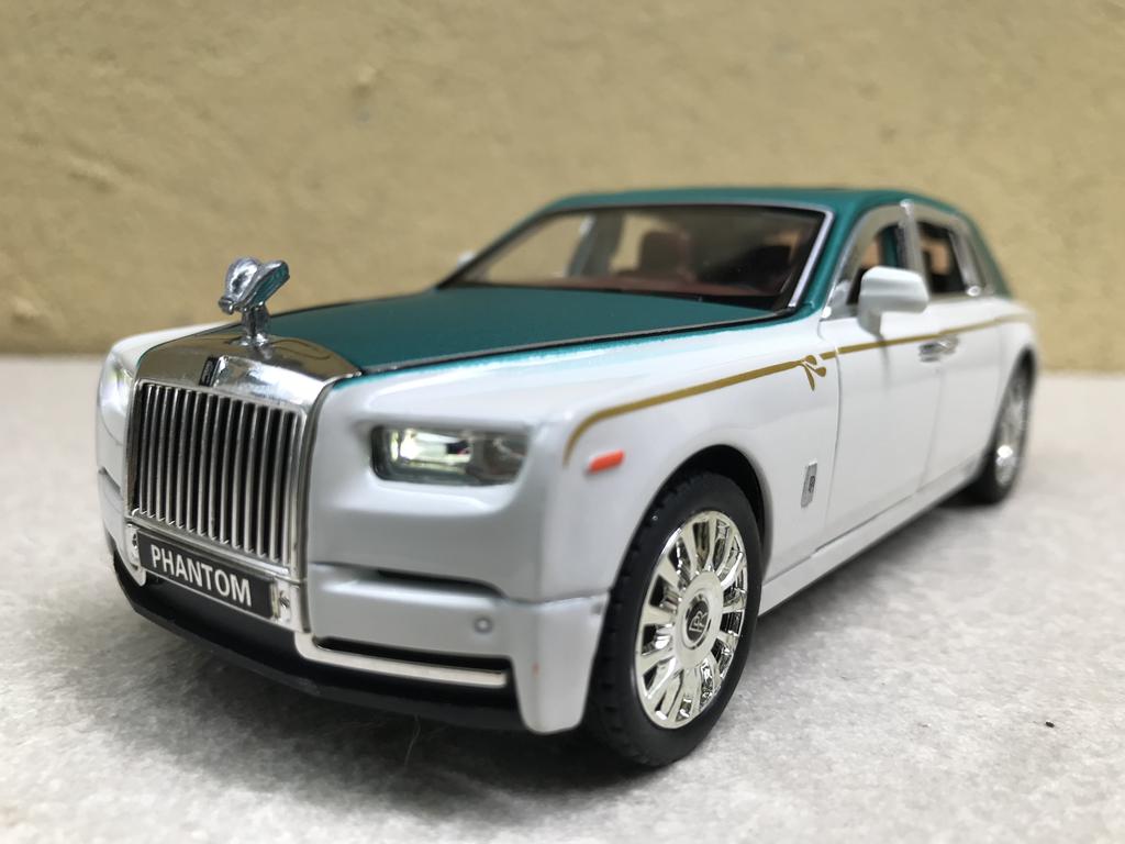 Mô hình xe Ô tô Rolls-Royce Phantom 2022 1:32