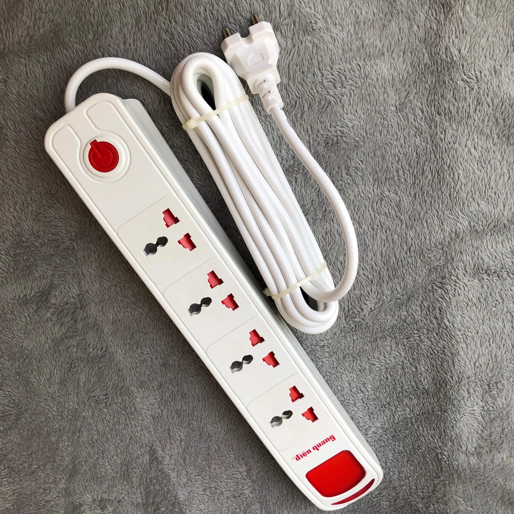Ổ cắm điện quang đq esk dbw104 tàu siêu tốc 4 lỗ 3 chấu 5m