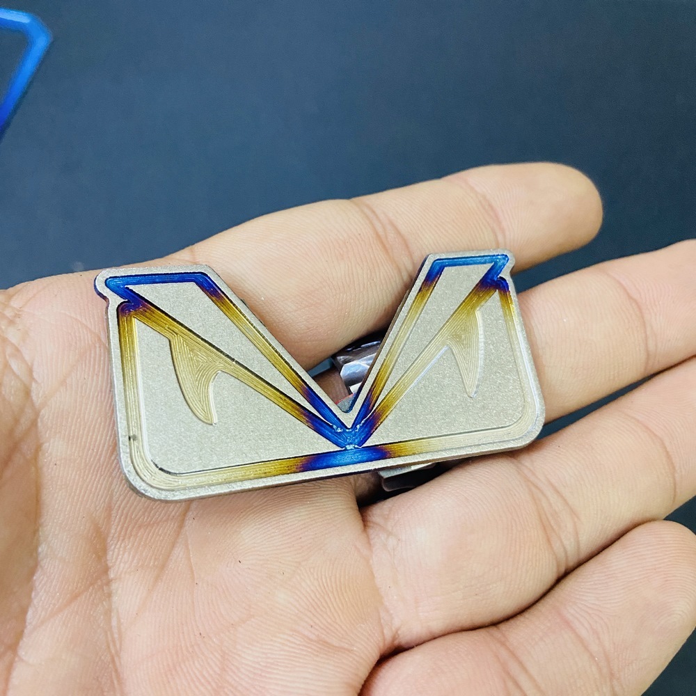 [CHÚ Ý] TEM TRANG TRÍ XE MÁY CHẤT LIỆU TITANNIUM KIỂU HOẠT HÌNH MẮT CÚ SIÊU CÁ TÍNH (MÀU TITAN)