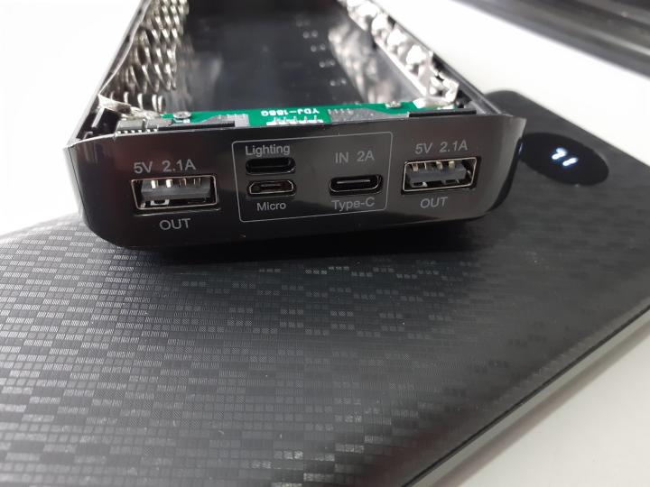 Box sạc dự phòng 8 Cell 3 đầu vào lightning, type-c, microusb dùng pin 18650 đa năng tiện dụng có lcd hiển thị