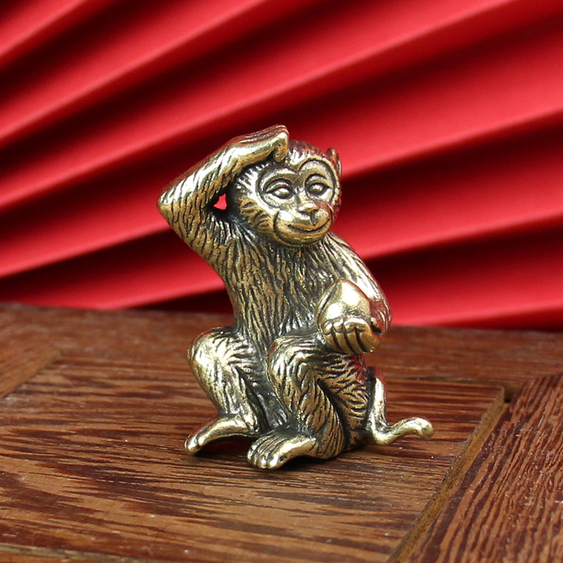 Tượng Nhỏ Bằng Đồng Hình Khỉ Trộm Đào (Kích Thước: 3.4 x 1.8cm)