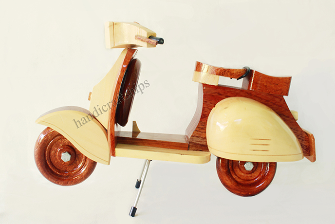Xe máy gỗ, xe Vespa trang trí (dài: 20cm)