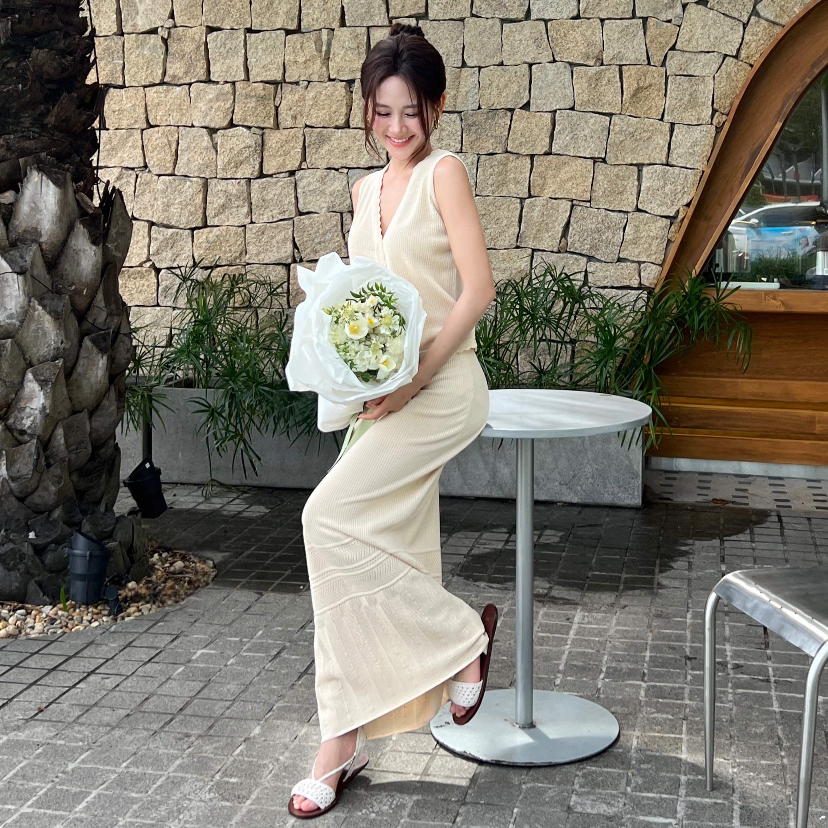 Midas Set - Set Len Sợi Dệt Tiểu Thư Thiết Kế Nữ Áo Dáng Gile Cổ V Sát Nách & Chân Váy Dài Dáng Đuôi Cá Màu Be Veo's