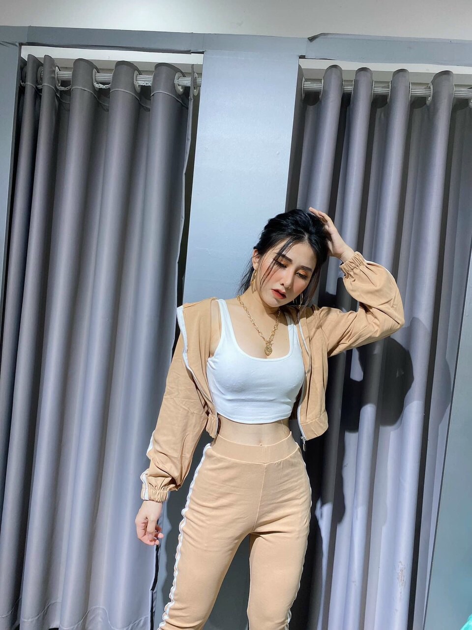 Sét thể thao nữ 3 chi tiết :1 áo ba lỗ+1 quần+1 áo khoá ngoài chất liệu thun thái xịn. Co gianc mềm mại