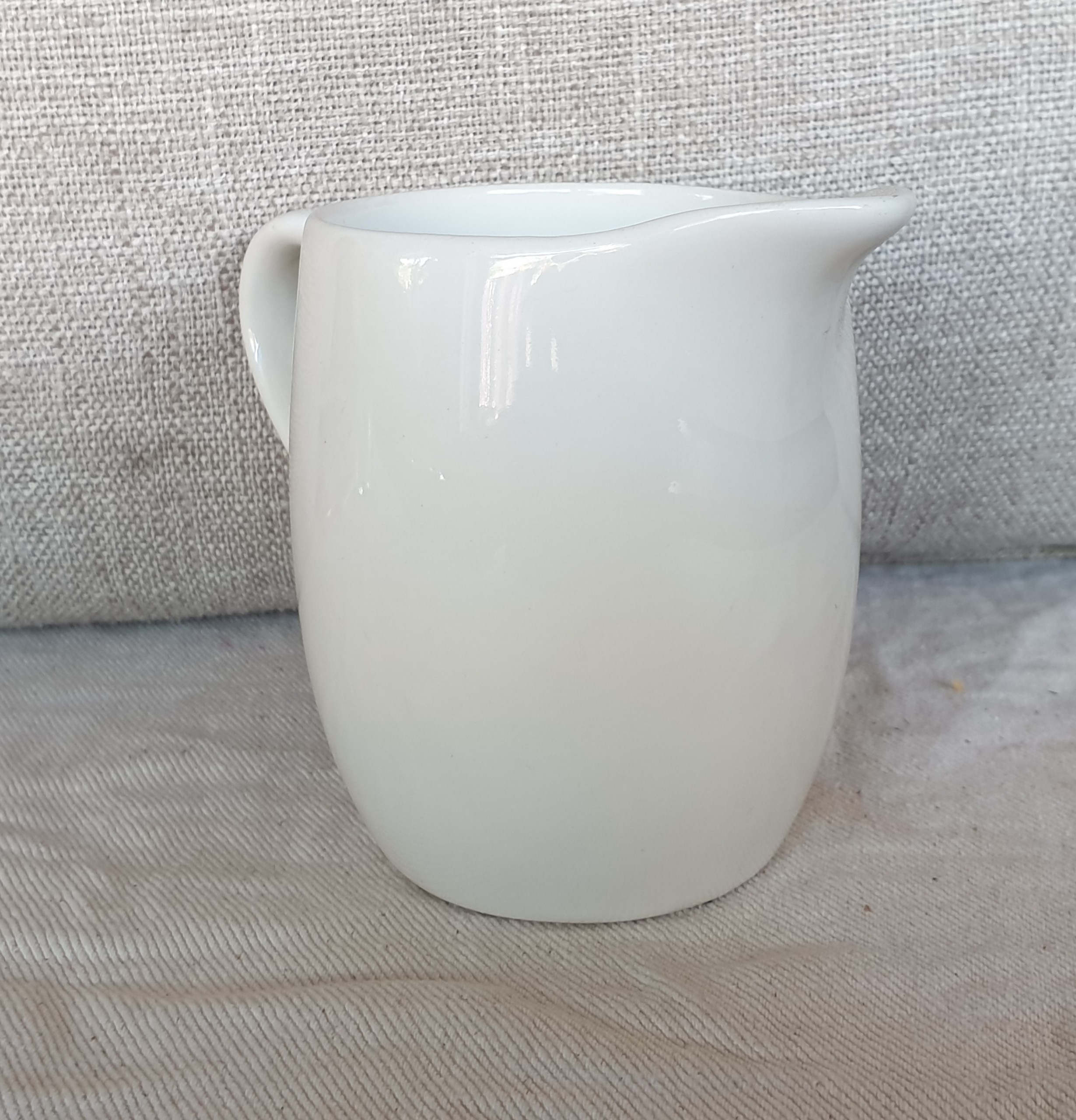 Ca sứ trắng rót sữa rót mật ong gia vị 250ml
