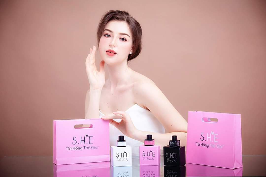 Nươc hoa vùng kín tinh hương Nước hoa cho cô bé SHE của Queenie skin 1 hộp 5ml 3 màu 3 mùi màu trắng màu hồng màu đen [GIAO NGẪU NHIÊN MÀU]