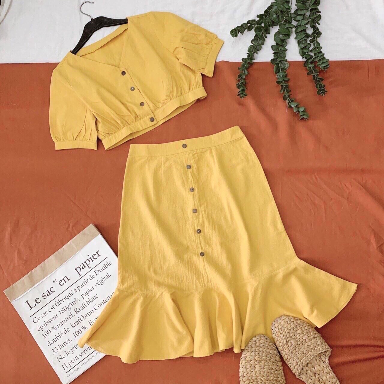 SET VÁY NỮ CHẤT LIỆU KATE NGẮN TAY DÁNG PHỒNG CHÂN VÁY HỌA TIẾT HOA CỔ CHỮ V ĐÍNH NÚT GỖ CHẤT LIỆU KATE LỤA HỌA TIẾT TRẺ TRUNG FORM DƯỚI 58KG THÍCH HỢP ĐI LÀM ĐI CHƠI ĐỀU ĐƯỢC