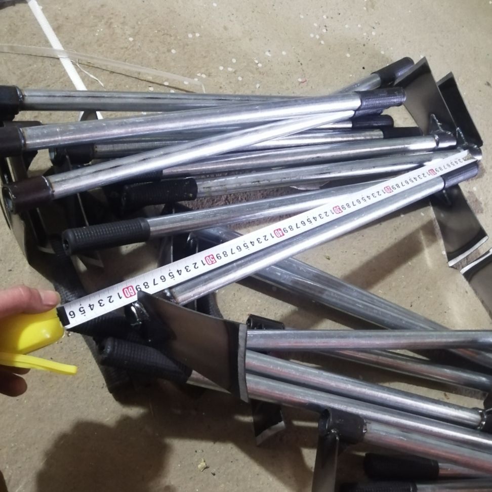 Cuốc làm vườn có cán bằng ống mạ kém