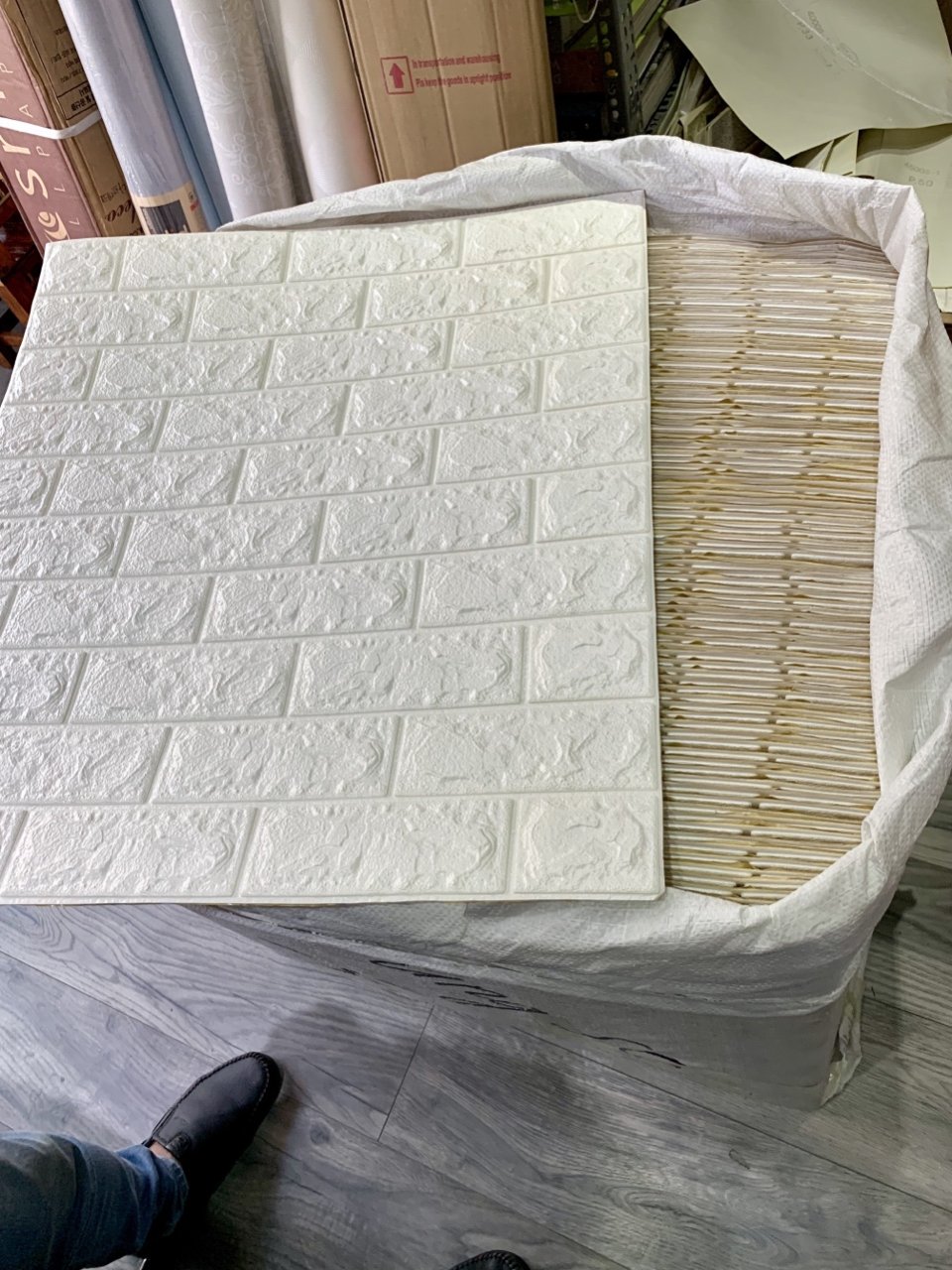 Xốp dán tường giả gạch TRẮNG, XANH NGỌC loại dày, vân đẹp. Kích thước 70cm x 77cm