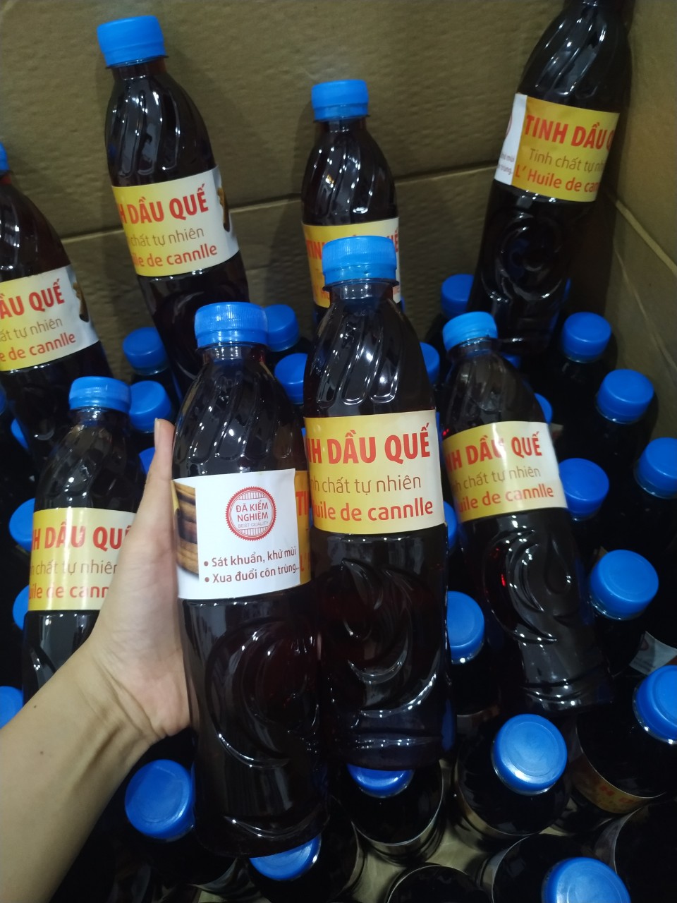 Tinh dầu quế lau nhà, màu đen, chai 500ml