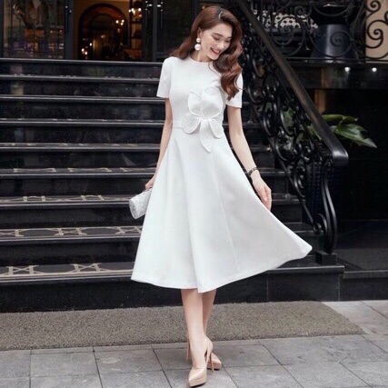 Đầm xòe tay ngắn đính hoa mai lớn bên eo