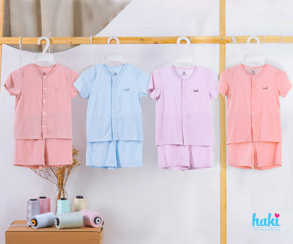 Bộ quần áo cộc tay cho bé cài cúc giữa, chất liệu vải Bamboo tự nhiên cao cấp siêu mềm mịn, set sơ sinh cho bé tới 3 tuổi vải sợi tre xuất khẩu HAKI BB001 (4 - 15kg); bộ mặc nhà cho bé trai bé gái