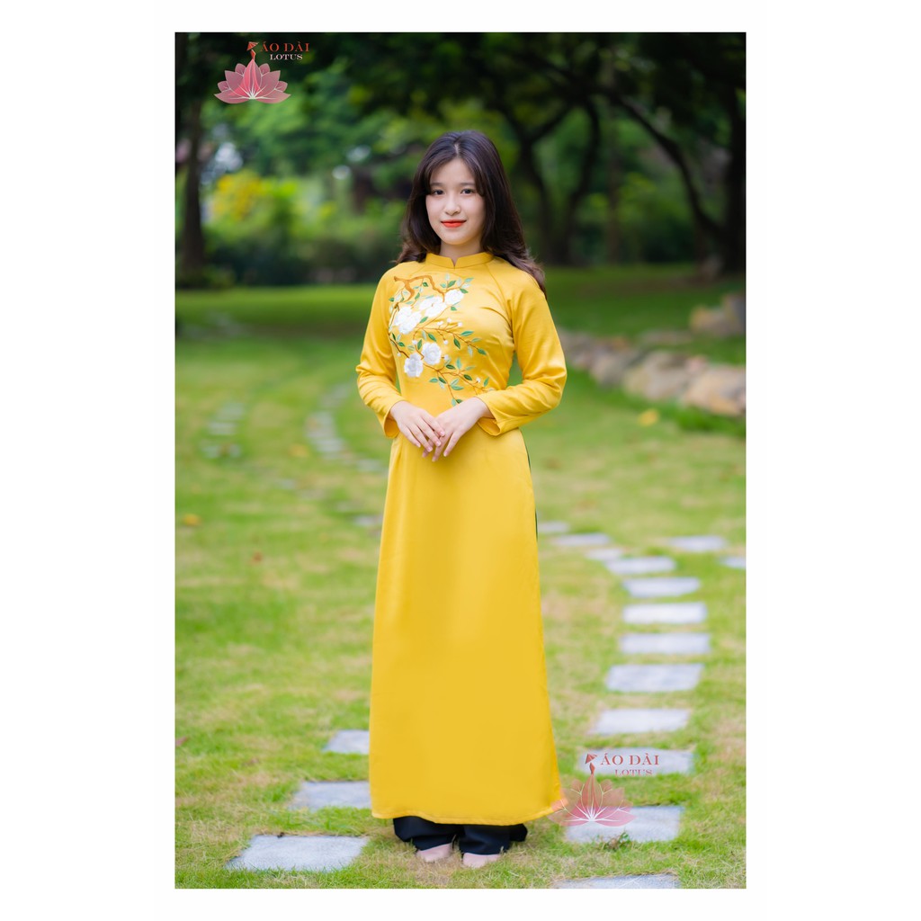 Áo dài truyền thống thêu hoa cao cấp vàng hoa nhỏ - TT0205 cung cấp bởi Áo Dài Lotus, vải dày dặn nên các nàng an tâm mặc tung bay nhé