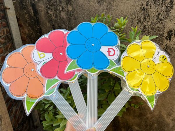 Hoa xoay trắc nghiệm 8 cánh, đáp án a, b, c, d, đ, s , mếu, cười , đồ dùng dạy học , giáo cụ học tập
