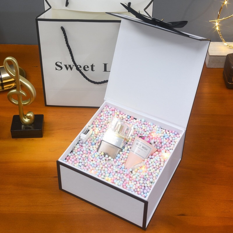 【sẵn sàng】 ( 20x15x7.5 cm) Combo Hộp Quà tặng Sinh Nhật Valentine Sweet Love Hộp Kèm Túi Giấy Giấy Rơm sang trọng