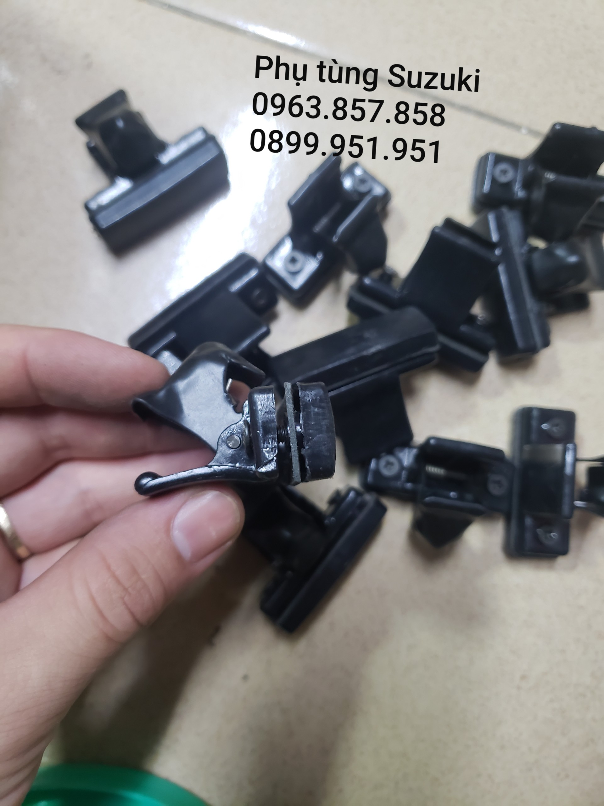 Khóa kính cửa lùa suzuki 7 chỗ