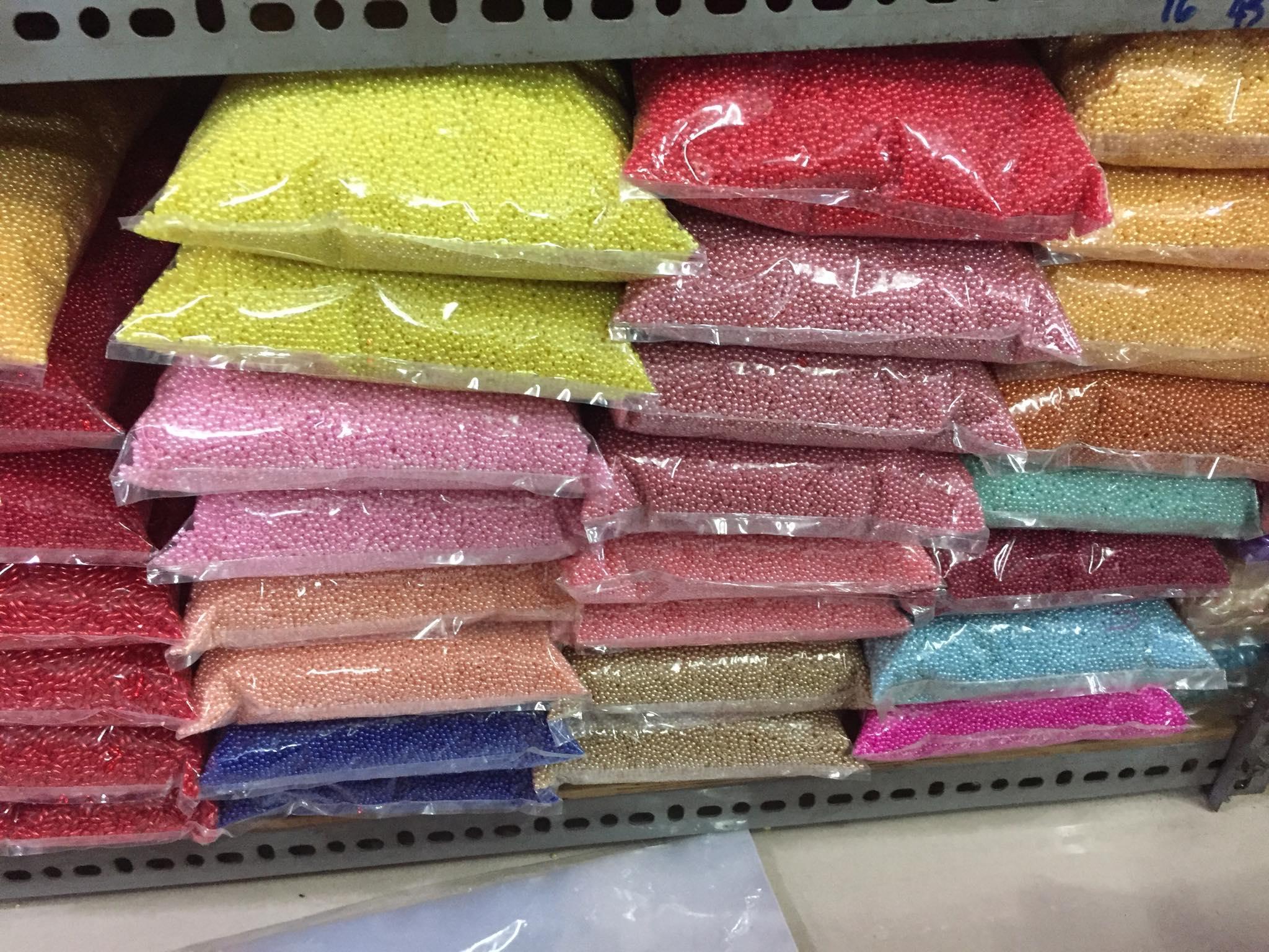 100g Hạt giả ngọc trai, có 5 cỡ cho khách lựa chọn (4mm, 5mm, 6mm, 8mm,10mm). hạt có lỗ dùng để sâu chuổi