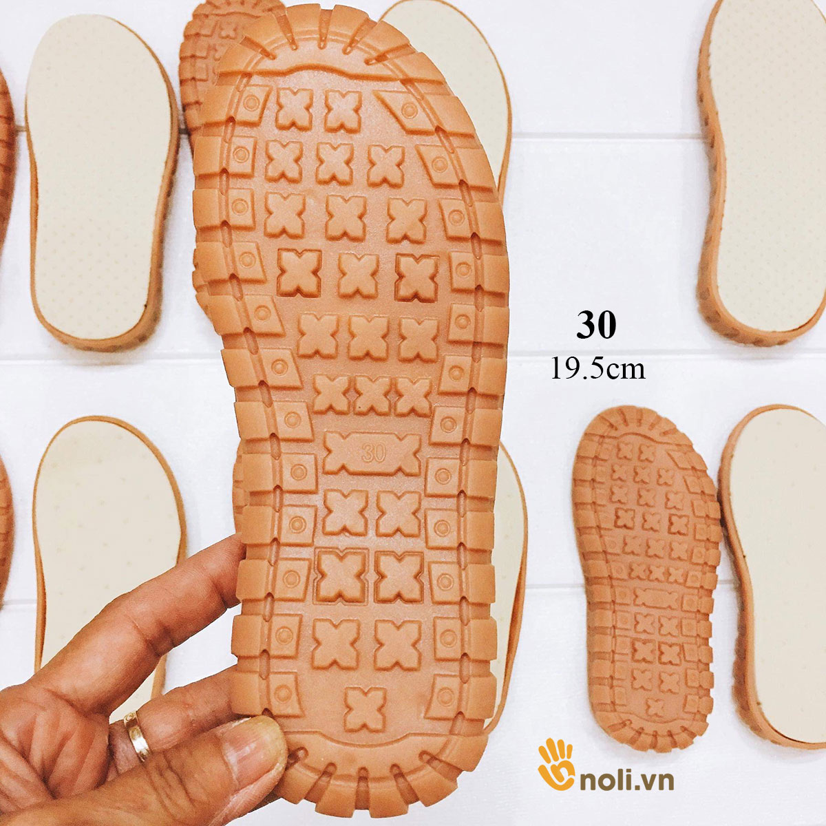 Đế giày chống trơn trượt có kèm lót cho bé