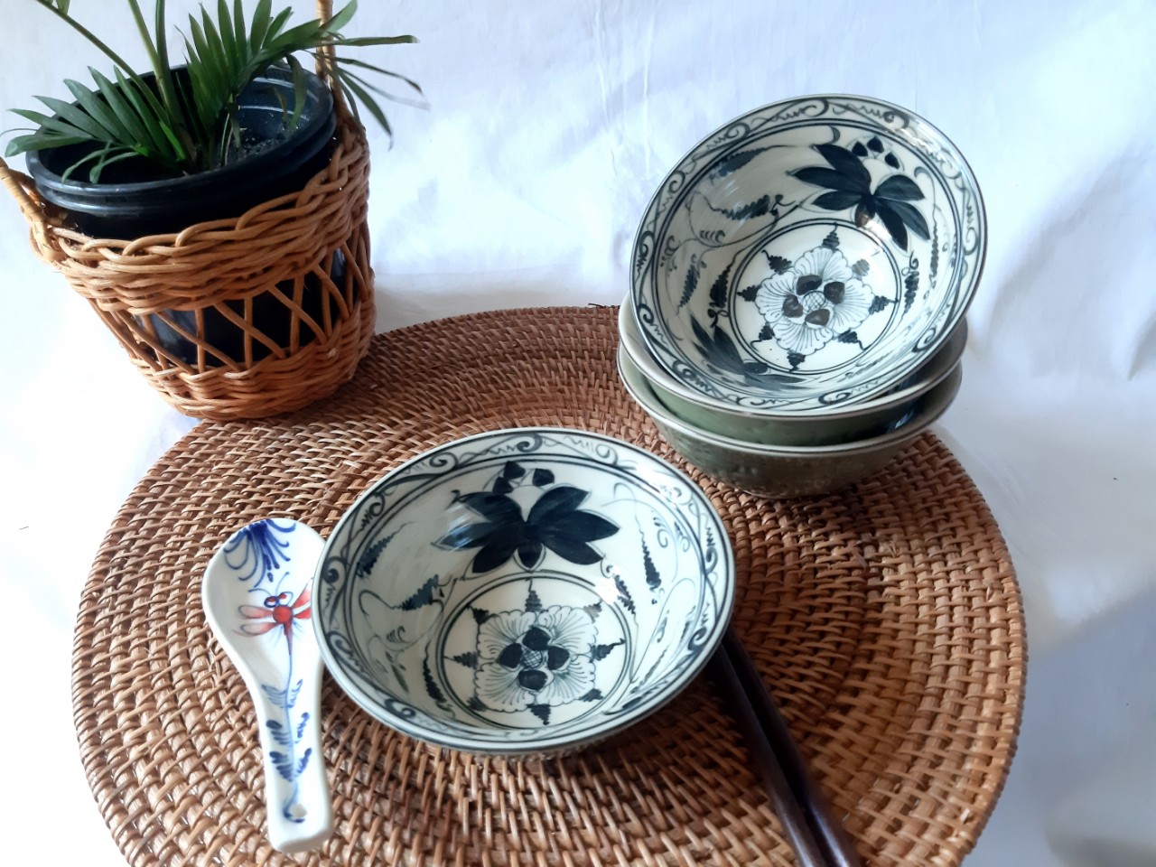 {Giá 1 cái} Bát (Chén) Cơm Gốm Sứ Vẽ Hoa Văn- Gốm Sứ Bát Tràng vẽ tay Miệng đường kính 12 cm Cao 7 cm, lòng bát sâu 6 cm / Hàng Vẽ Tay / Hoa Văn Truyền Thống Việt Nam