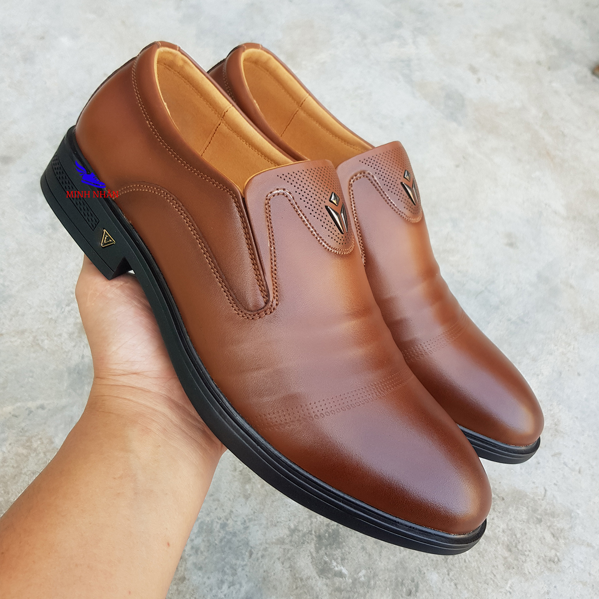   ẢNH THẬT  Giày tây nam da bò thật SIÊU MỀM mẫu mới nhất mũi bo tròn ĐẾ KHÂU dành cho người trung niên cao niên QUÀ BIẾU BỐ CHA ÔNG Đơn Giản Giày xỏ nam Giày Tây Công Sở 3 gân mũi ngắn hàng hiệu cao cấp giá rẻ sang trọng O-11 nâu 