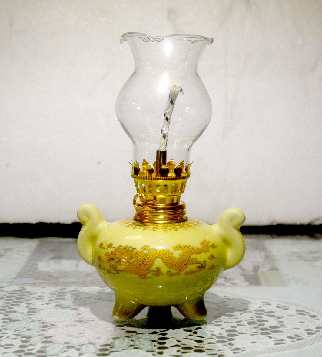 Đèn dầu sứ rồng vàng