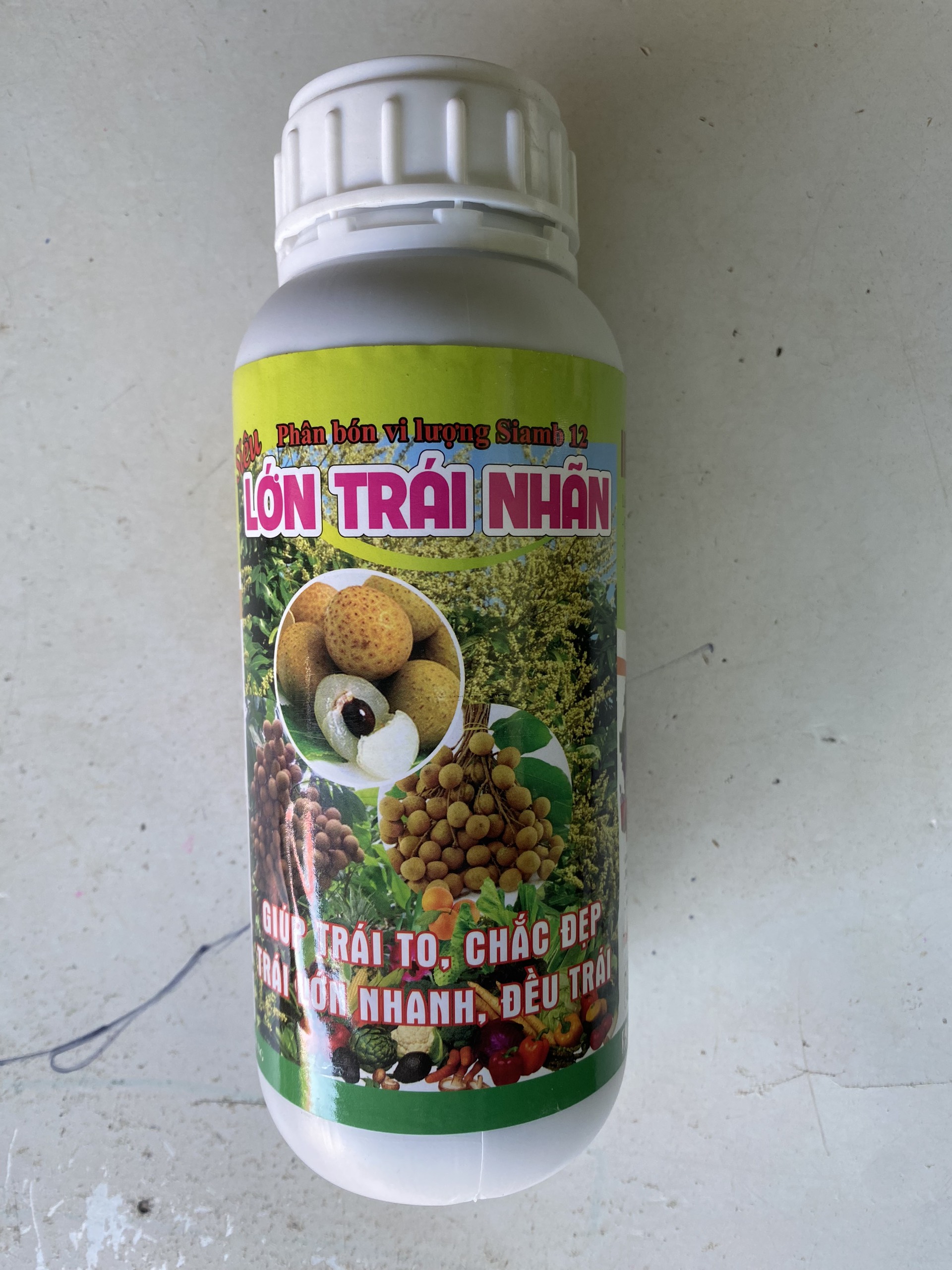 Phân bón lá Siêu Lớn Trái Nhãn cung cấp dưỡng chất thiết yếu cho cây giúp trái to trái ngọt, mã đẹp, chống rụng, chống nứt...
