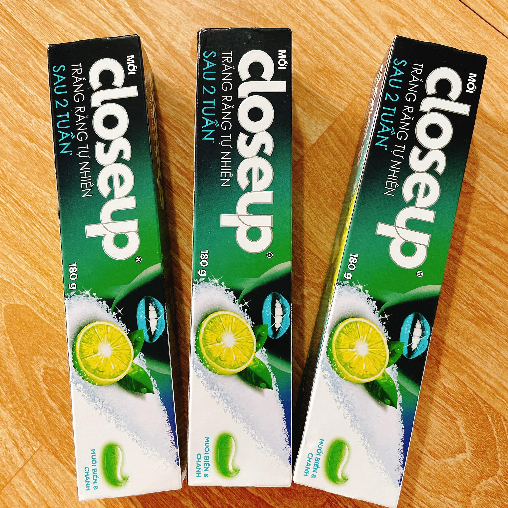 Combo 2 tuýp kem đánh răng Close up Trắng Răng Tự Nhiên Muối Biển & Chanh 180g cho răng trắng tự nhiên hơn sau 2 tuần