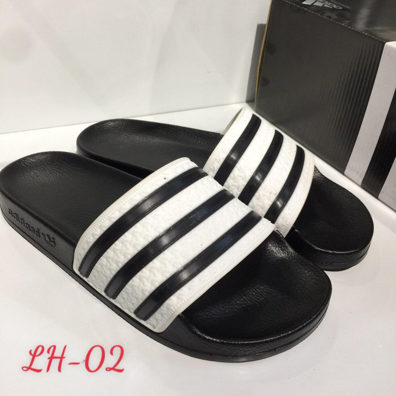 DÉP BÁNH MÌ ĐEN TRẮNG