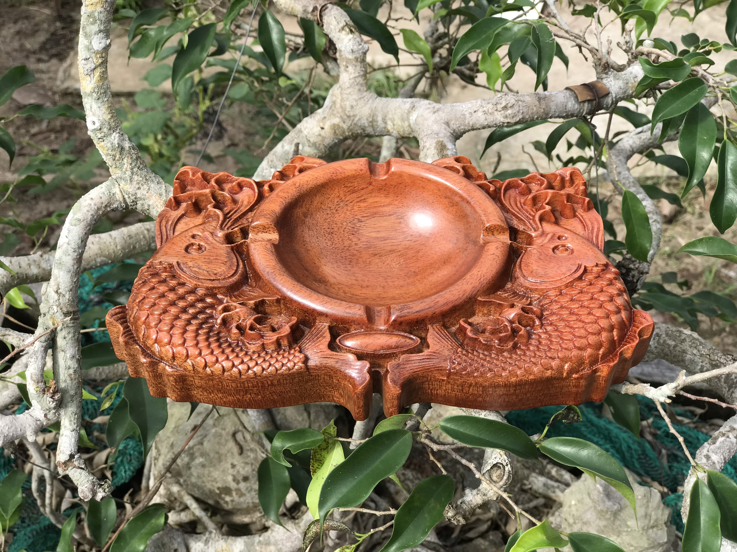 Gạt tàn gỗ hương đá : rồng , cá , đào liền khối  . Sản phẩm dùng làm qua tặng , biếu , lưu niệm hoặc dùng làm vật dụng sinh hoạt gia đình