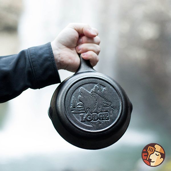 Chảo gang Lodge 16.5 cm đáy hình sói chống dính tự nhiên, dùng được cho mọi loại bếp và lò nướng