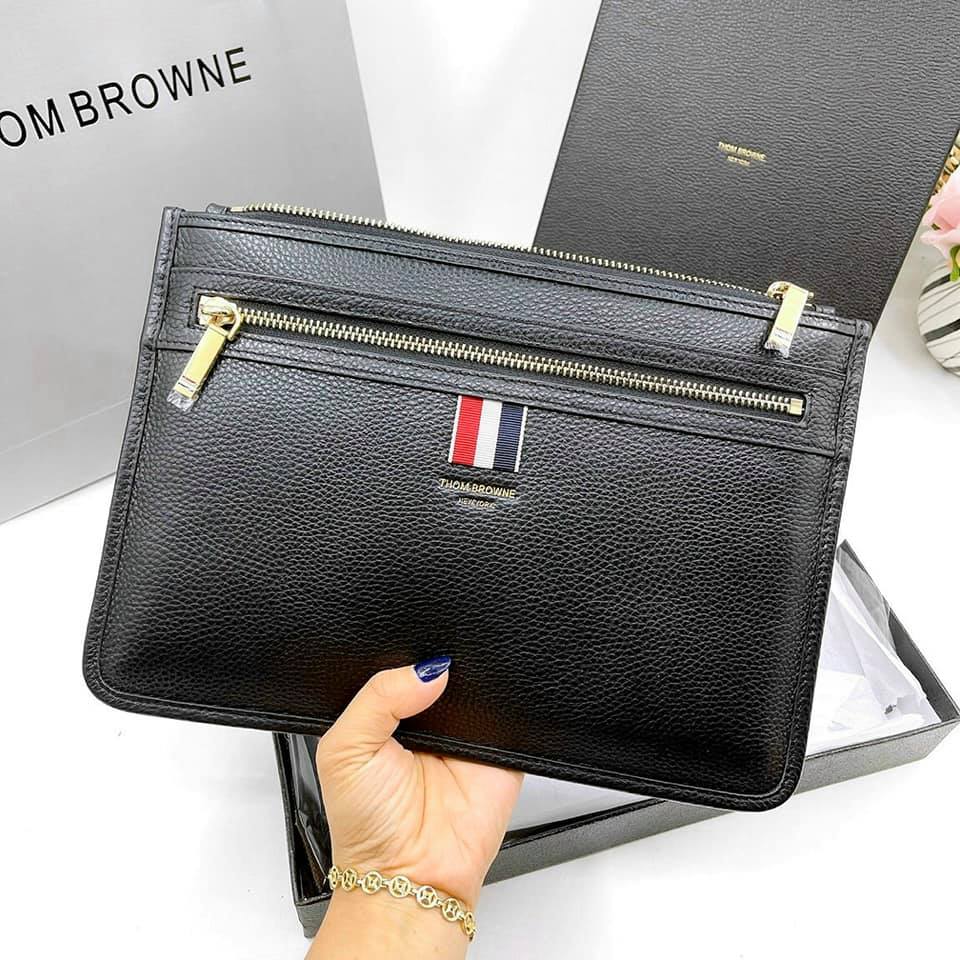 Ví cầm tay thom browne đẹp xuất sắc luôn.