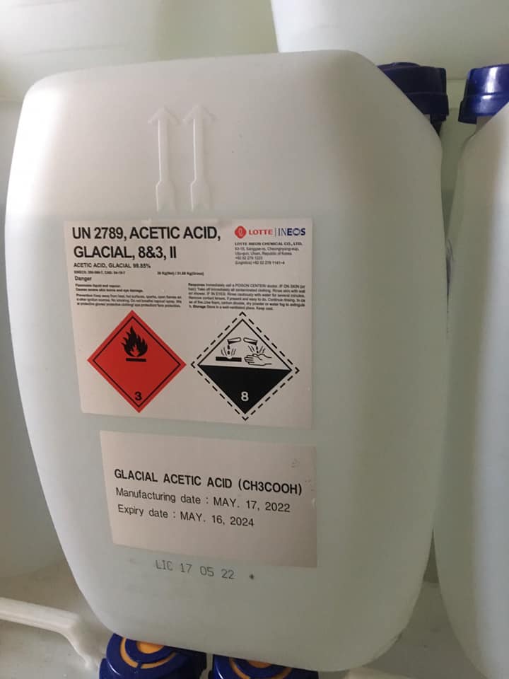 Acid Acetic (Axit axetic - Giấm): Làm sạch vết vàng ố trên gạch men, chậu rửa, dụng cụ nhà bếp, làm mềm vải, khử mùi tanh