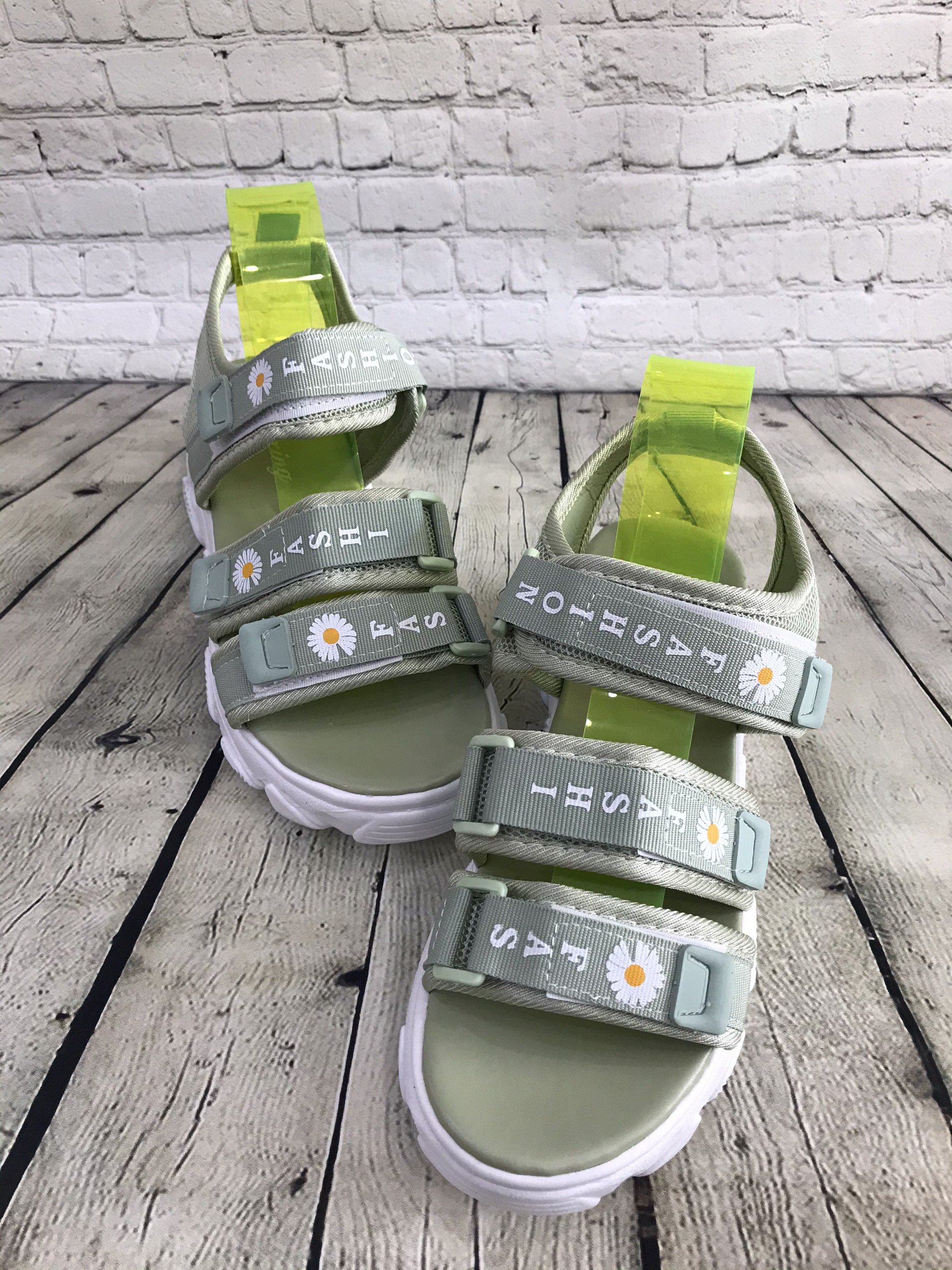 Sandal dù đế gồ độn 4 cm ba quai ngang hoa cúc