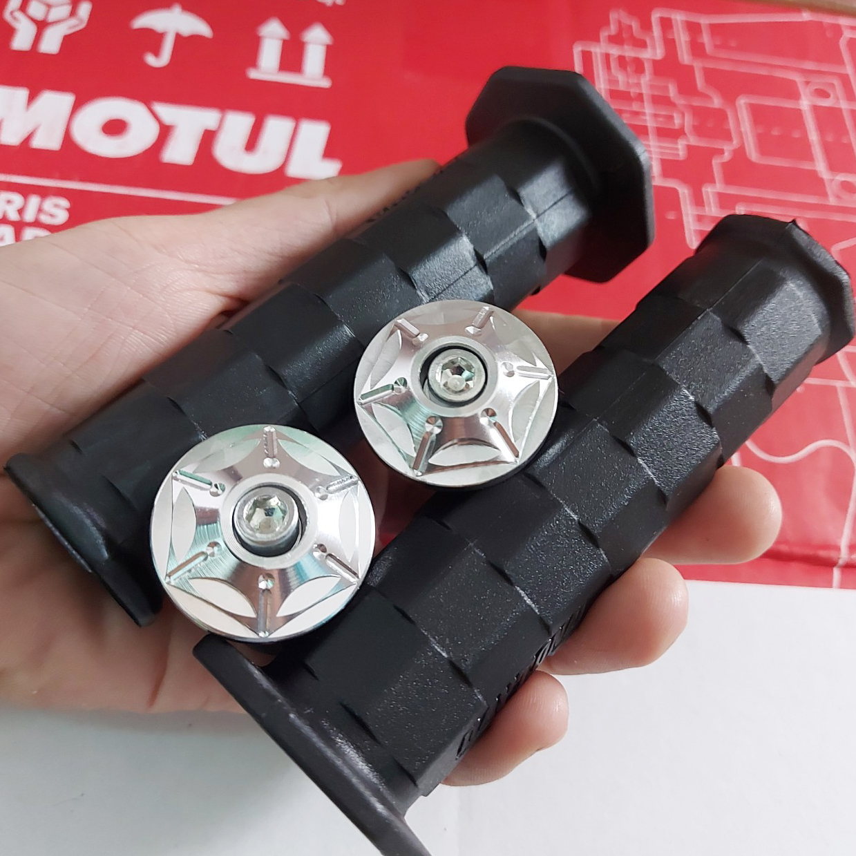 bao tay xe daytona có gù kiểu salaya sáng bóng