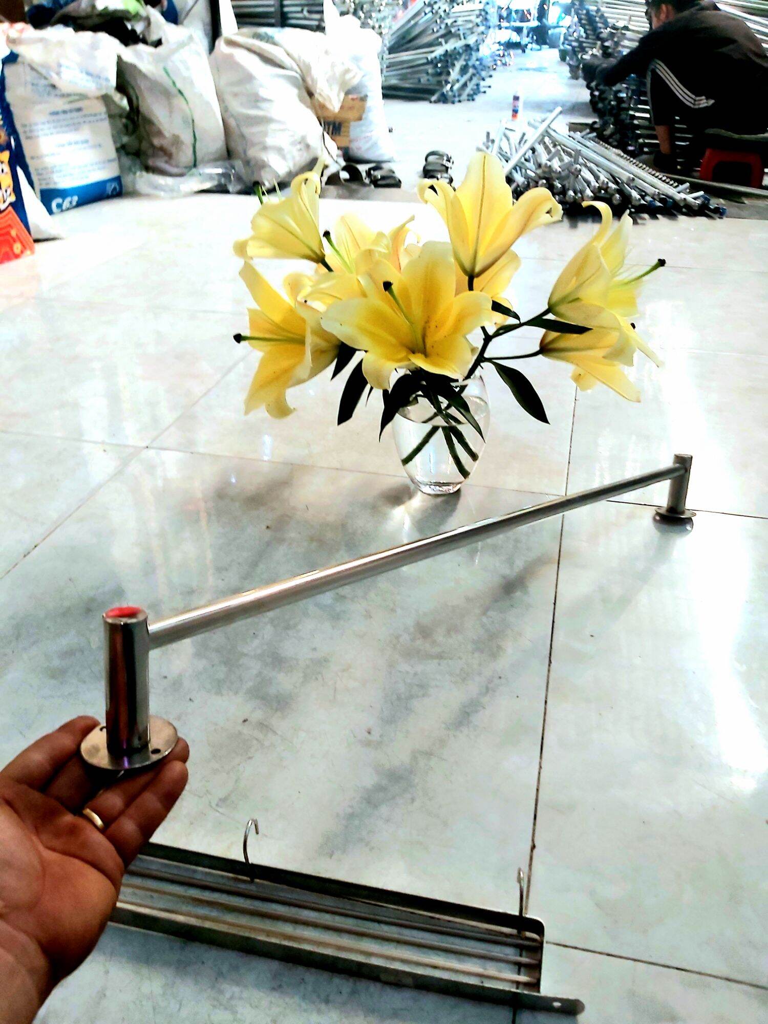 Giá treo khăn nhà tắm phòng ngủ inox 201 loại khoan tường cao cấp , sang trọng , không gỉ , dăt khăn inox đơn nhiều kích cở.