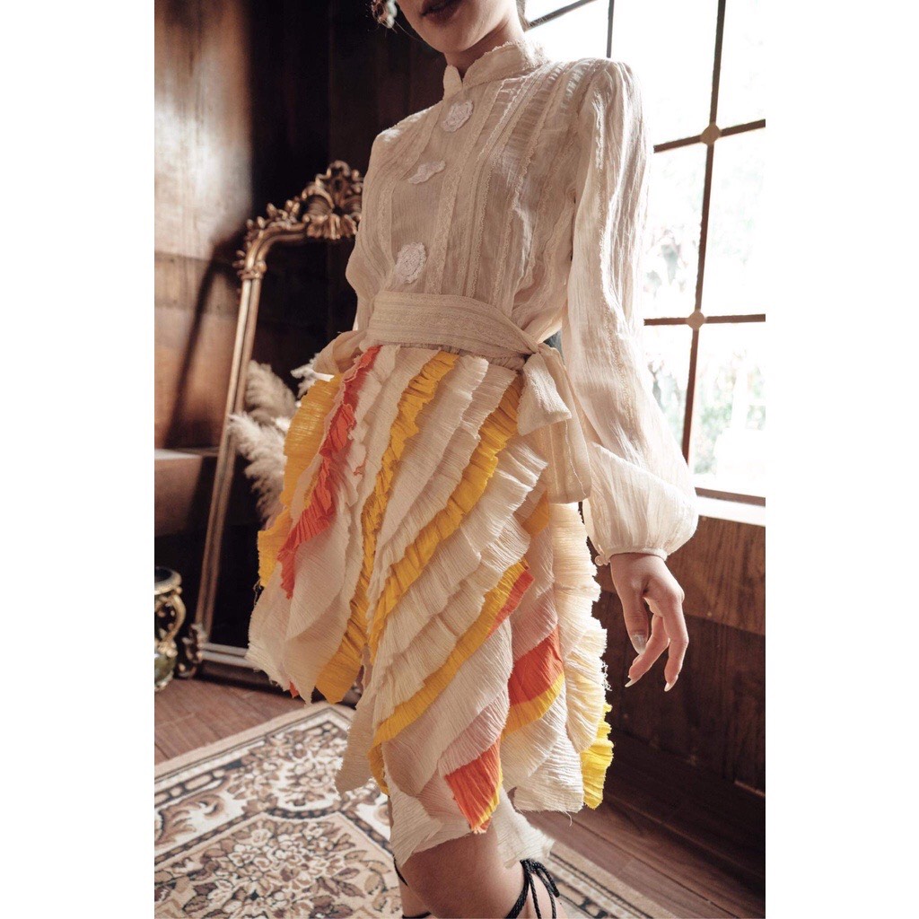 Áo kiểu nữ đính hoa The Country Loewe Blouse vải tơ xô