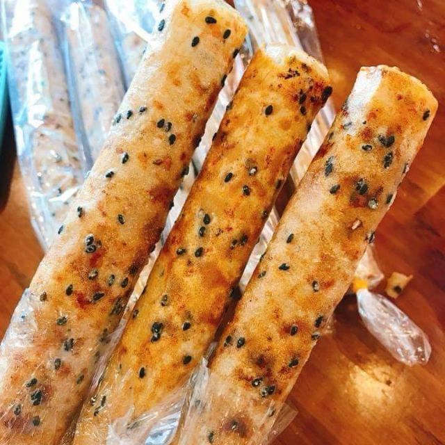 Bánh tráng nướng cuộn mắm ruốc