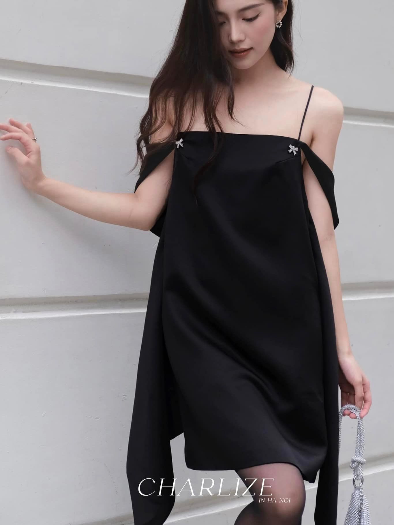 TRIO JI Đầm thiết kế ngắn dáng xuông CHARLIZE họa tiết cách điệu trễ vai và điểm nhấn hai dây tôn lưng thanh lịch nữ tính hai lớp - CHARLIZE Dress