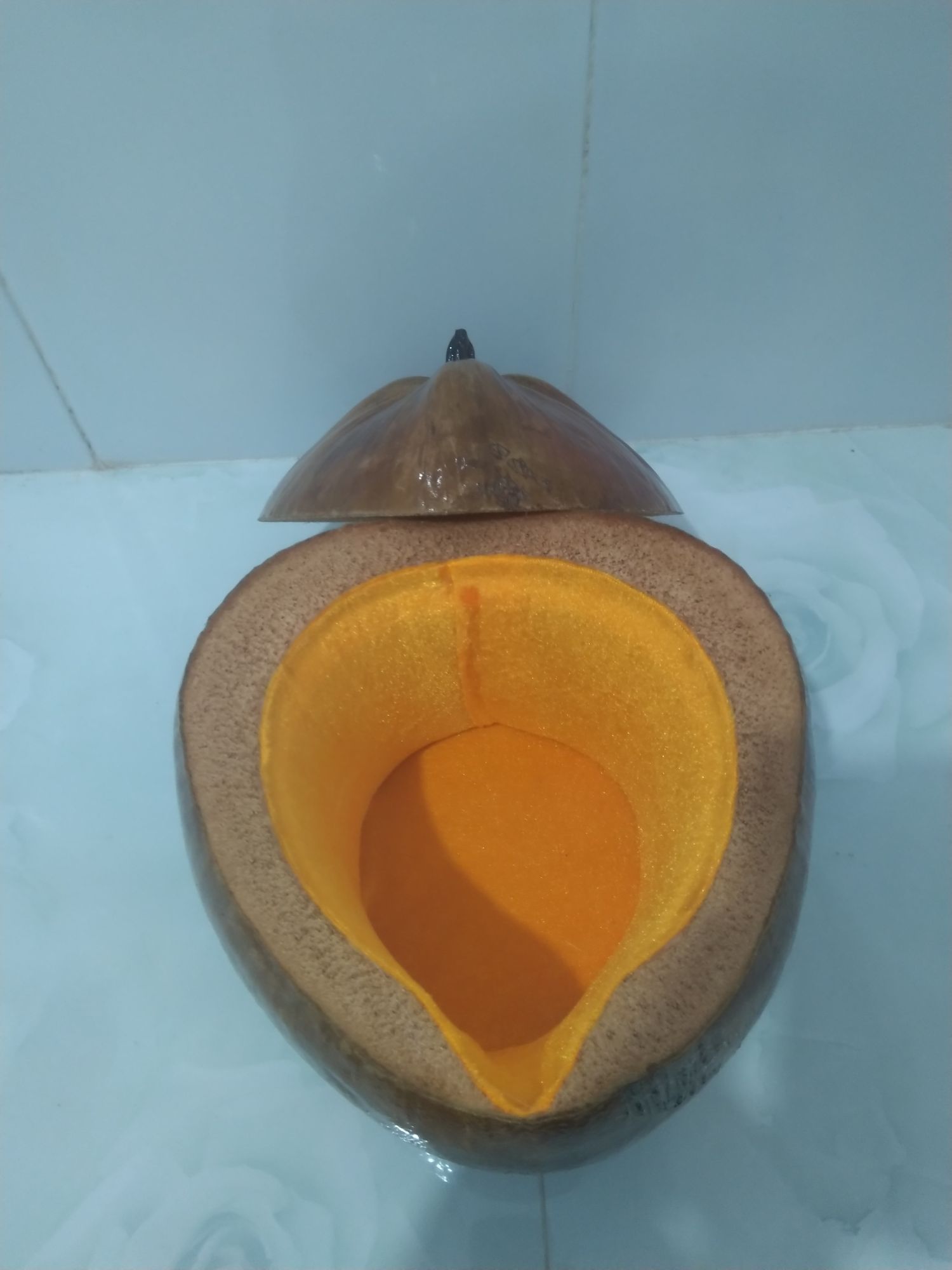 Vỏ bình trà bằng trái dừa cỡ nhỏ dành cho các bác uống trà ghiền