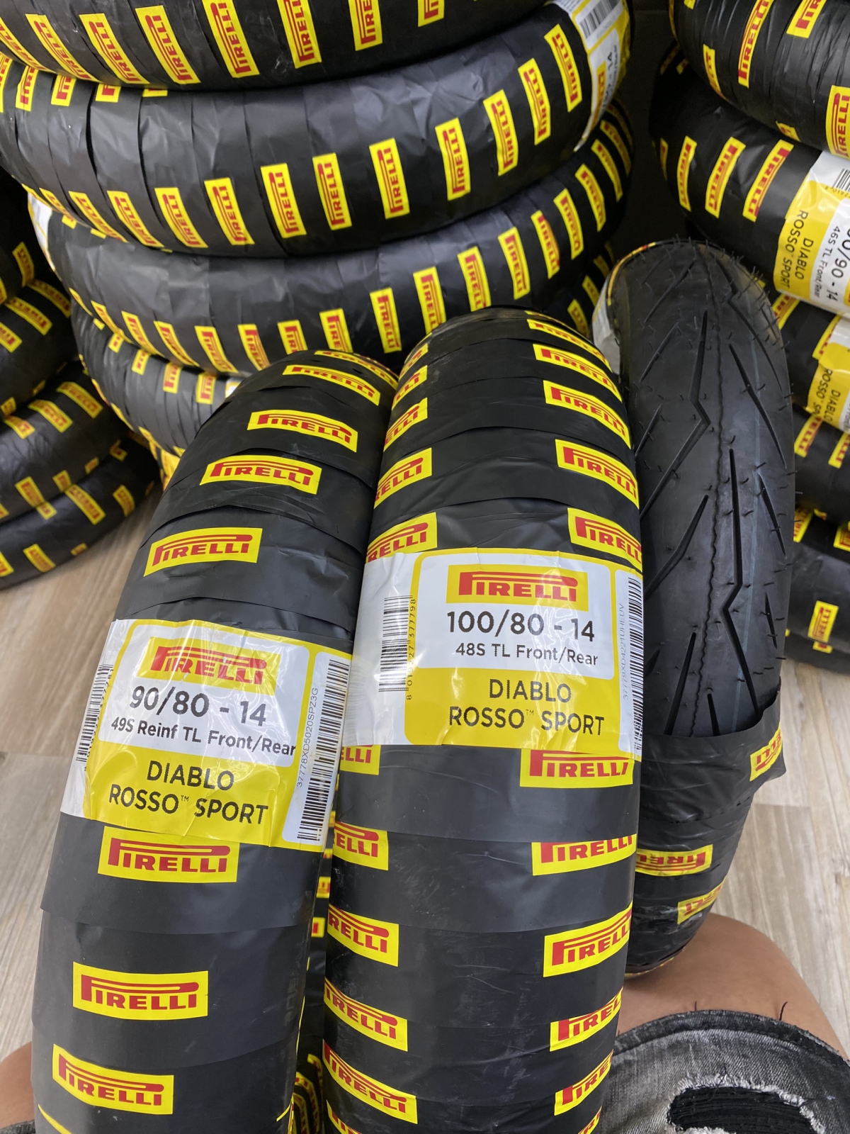 Vỏ Pirelli roso size 14 “ không ruột “ tay ga " siêu bám đường "