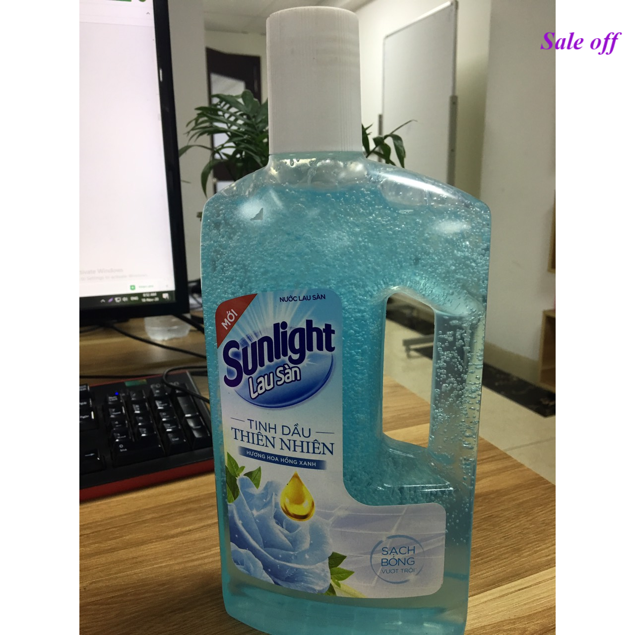 Nước lau sàn Sunlight Tinh Dầu Thiên Nhiên Hương Hoa Hồng Xanh 1l